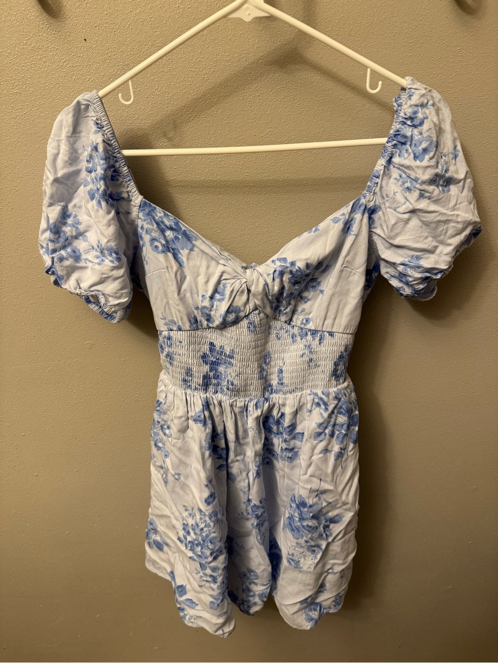 White & Blue Floral Puff-Sleeve Hollister Romper Size Medium